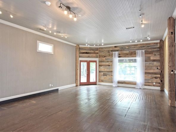 Quaint Retail or Office Stand Alone Building: 900 W 29th St, Austin, TX 78705